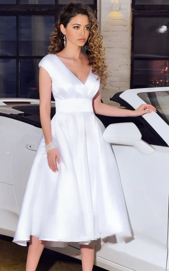 Vestido de novia de satén con escote en V y corte A hasta la rodilla con faja